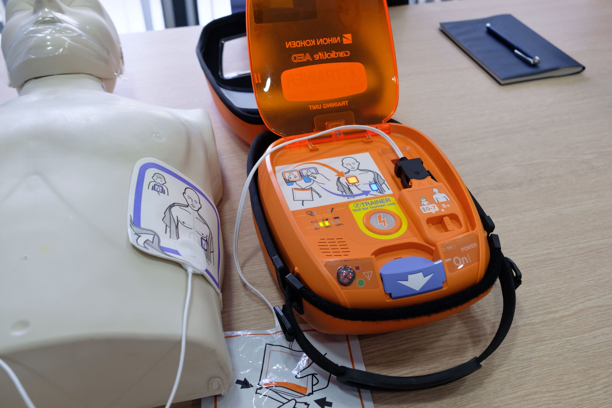 Tác dụng của AED (máy khử rung tim ngoài tự động) là gì? Giới thiệu về lợi ích dựa trên ví dụ thực tế trường hợp khẩn cấp
