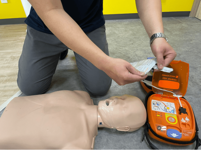 Explaining how to use an AED! Useful information in an emergency.